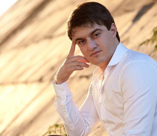 16 апреля исполняется 27 лет одному из самых популярных певцов кавказской эстрады – Айдамиру Мугу