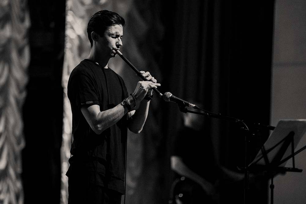Одно из произведений на концерте в Астрахани Ислам Сатыров исполнил на флейте