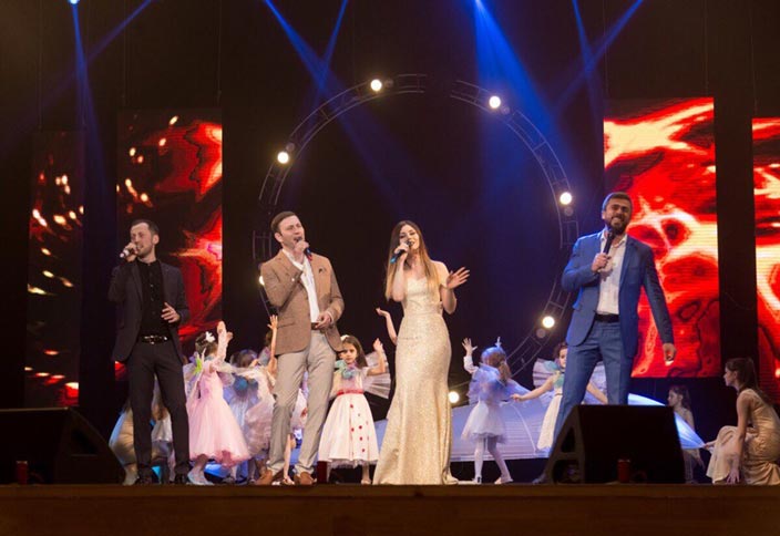 Эльдар Жаникаев, Азамат Цавкилов и Карина Киш исполняют песню «Кто, если не мы». Фото из личного архива Эльдара Жаникаева.
