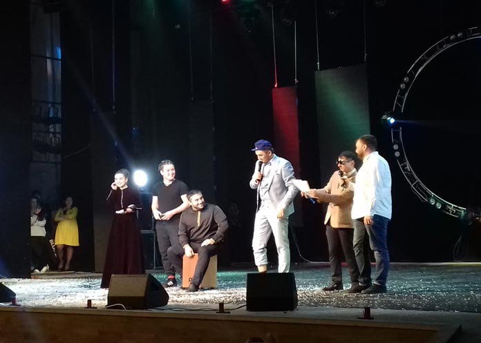 Ахмат Теппеев и Славик Тхамитлоков с импровизированной рэп-группой исполняют авторскую песню «Жаникаев Эльдар»