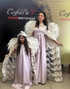 Демонстрировала свой наряд Илона Кесаева вместе с дочкой модельера Раминой