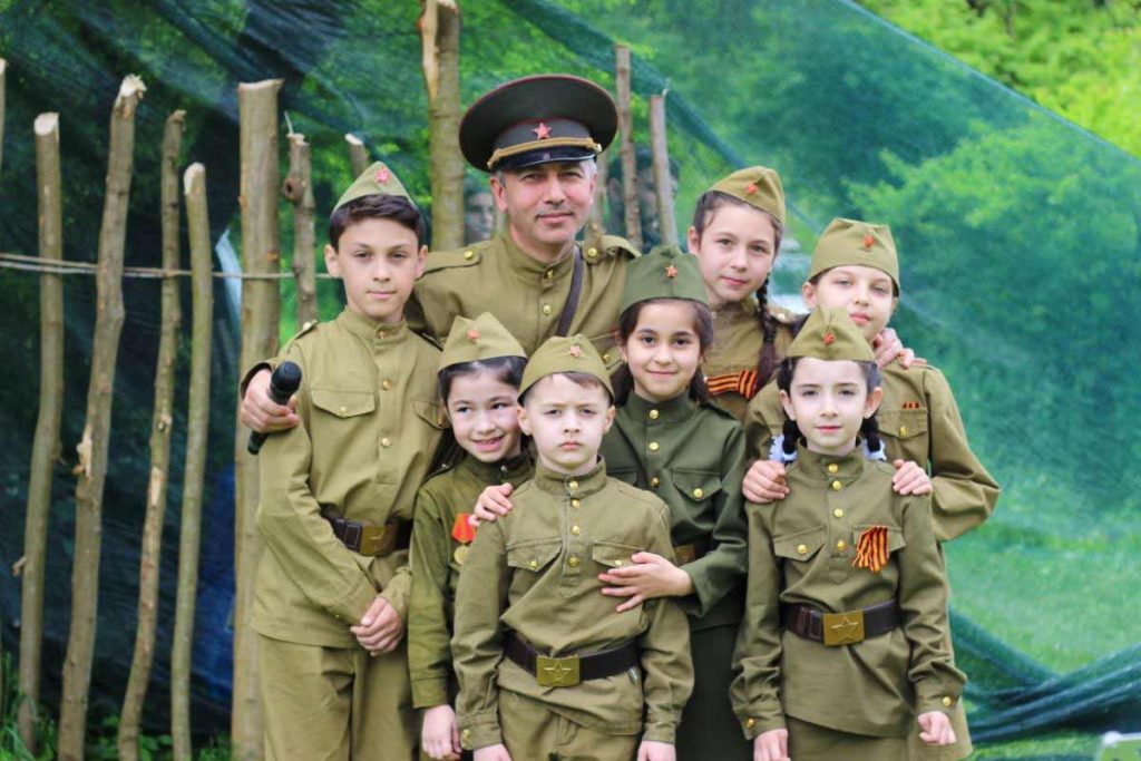 Амир Кулов со своими воспитанниками – младшими «АмикСиками». Фото из архива театра «АмикС»