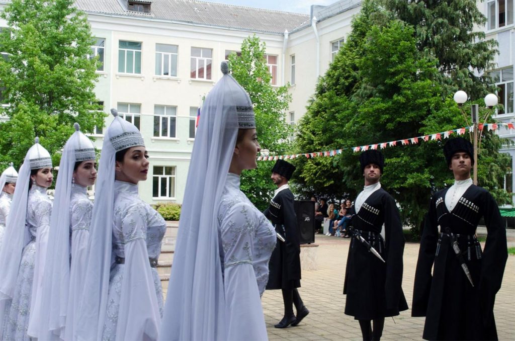 Адыгейские народные танцы. Фото с сайта adygnet.ru
