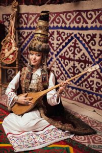 Девушка с домброй. Казахстан. Фото предоставлено http://fadn.gov.ru