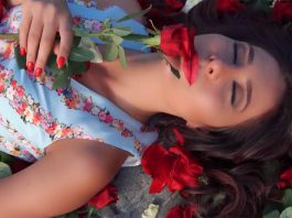 Zarina Bugayeva is buried in roses in a new video