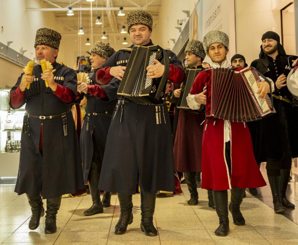 Фестиваль адыгской культуры стал настоящим праздником, который охватил весь торговый центр «МЕГА Адыгея-Кубань»