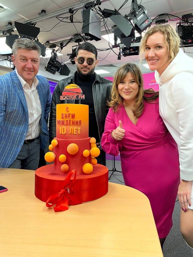 После окончания интервью Ислам Итляшев поздравил коллектив радиостанции «Восток FM» с Днем рождения. 