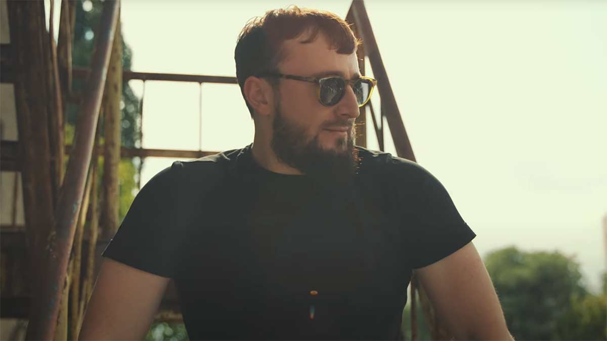 Вышел видеоклип на премьерную композицию Султана Лагучева — сингл «Гасишься»